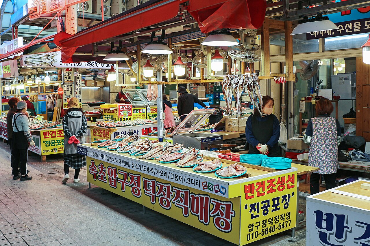 Oseong Market seafood stalls in Sokcho